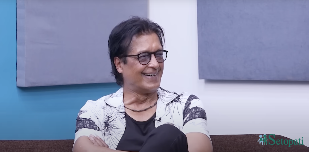 -सेतोपाटीमा कुराकानीका क्रममा राजेश हमाल