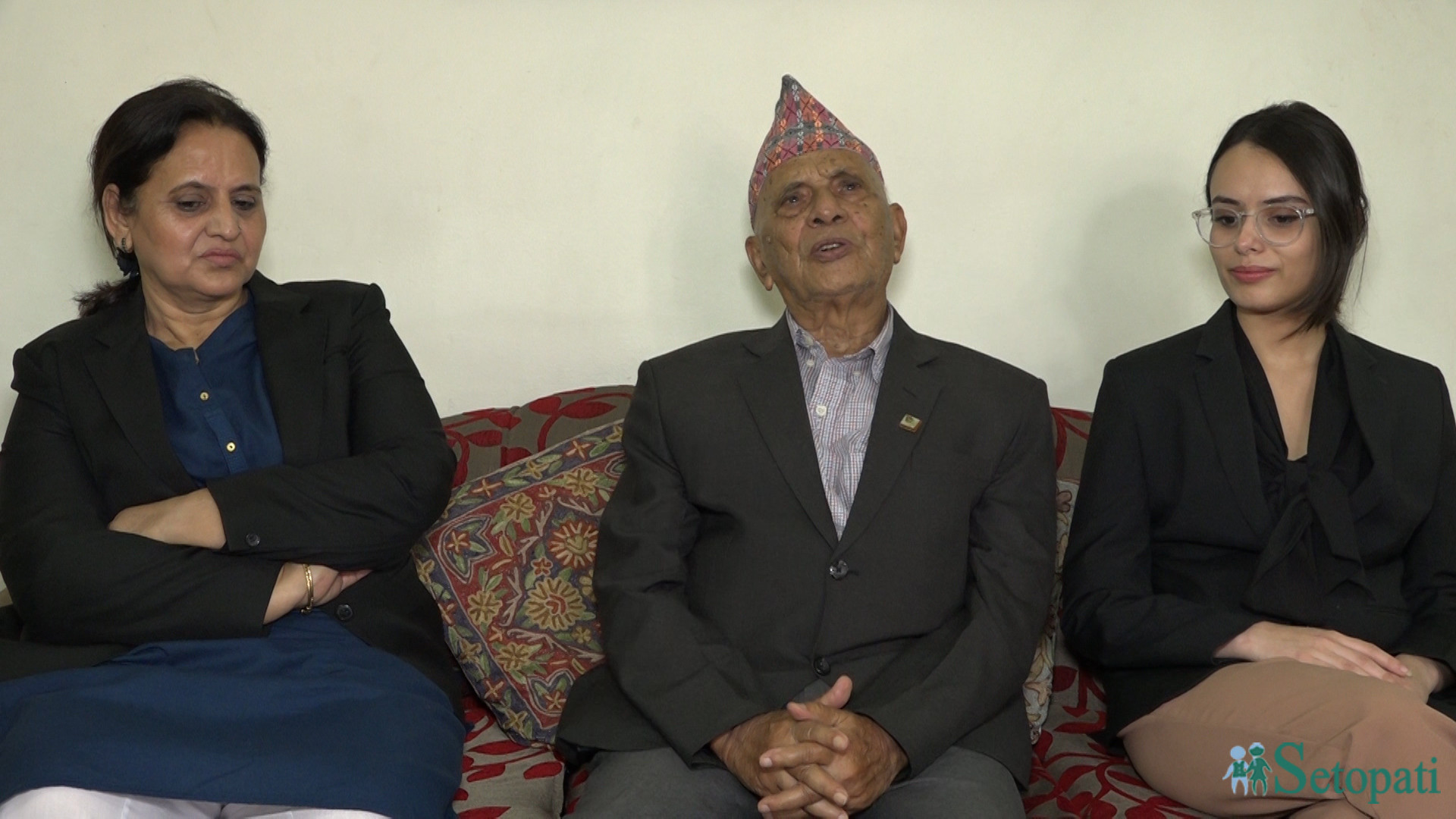 हजुरबुबा कृष्णप्रसाद भण्डारी, छोरी सविता भण्डारी (बायाँ) र नातिनी निविदिता भण्डारी (दायाँ)। फाइल तस्बिर: सन्जिब बगाले/सेतोपाटी