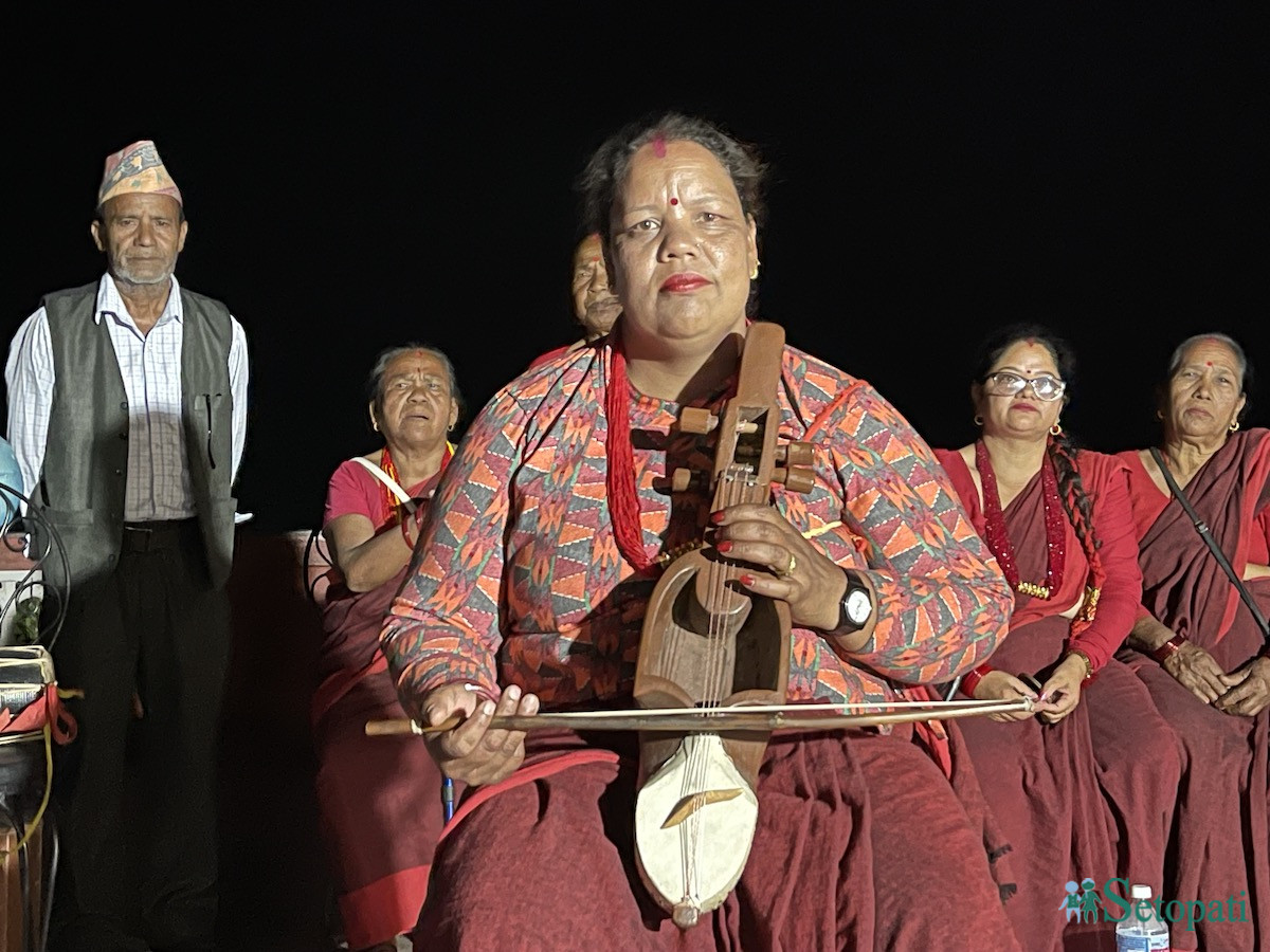 सारंगी बजाउँदै गोरखाका महिला। तस्बिर: युवराज श्रेष्ठ/सेतोपाटी