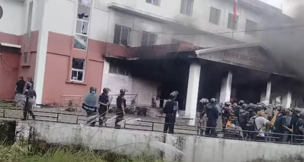 कञ्चनपुरमा २७ कार्यालय, १२ घर र १६ सवारीसाधनमा आगजनी