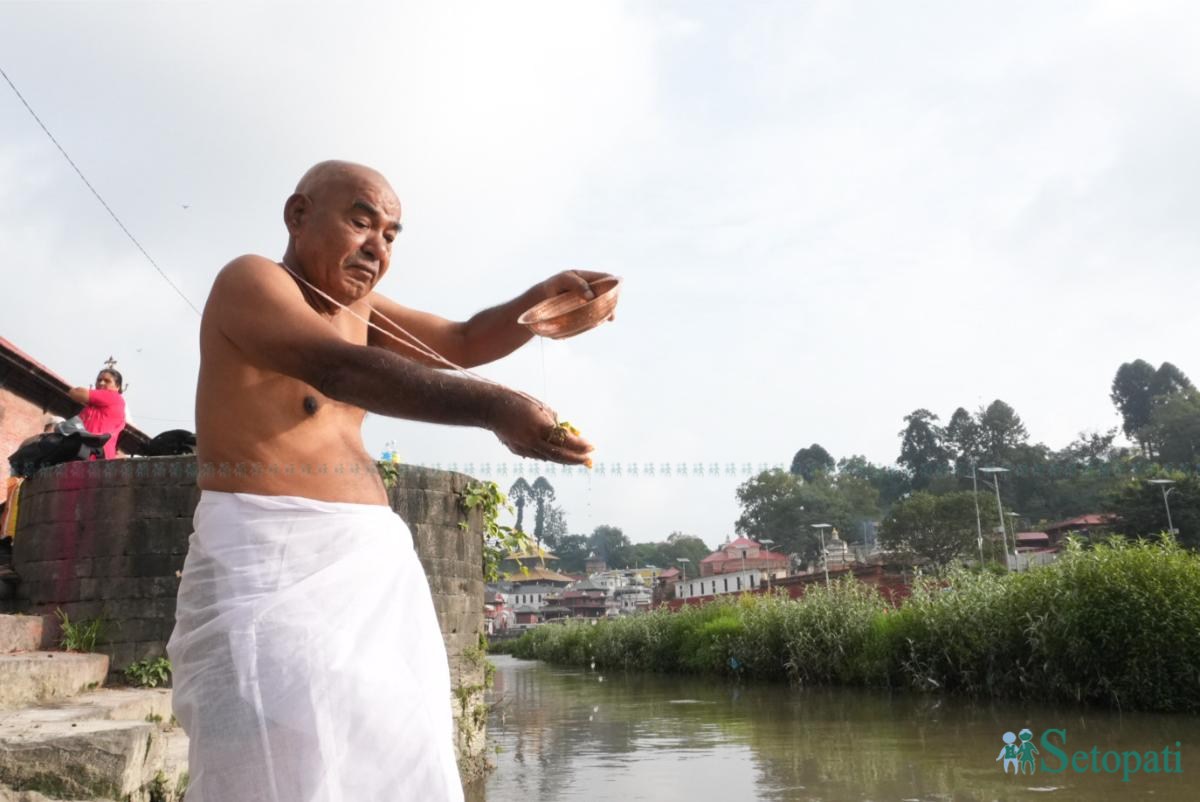 सोह्र श्राद्ध सुरु भएसँगै पिण्डदान गर्नेको घुइँचो (तस्बिरहरू)