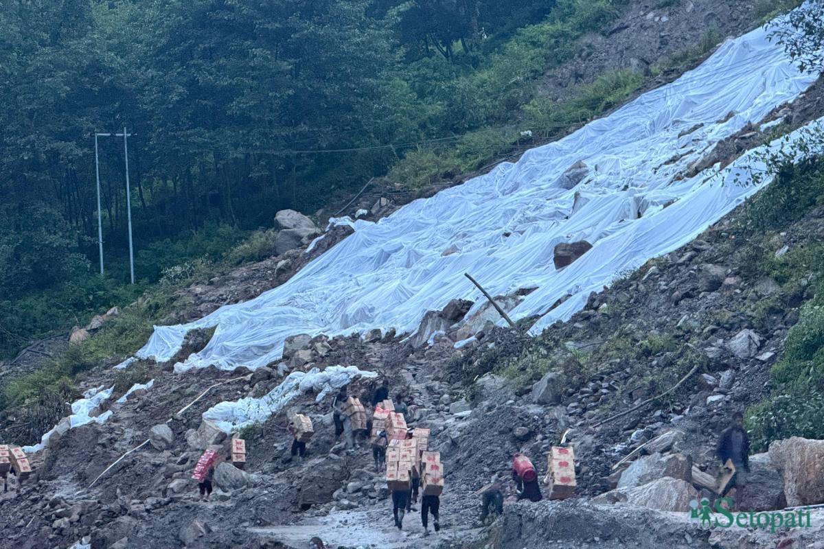 एक महिनादेखि इकोको पहिरोमा कैद अरनिको राजमार्ग (तस्बिरहरू)