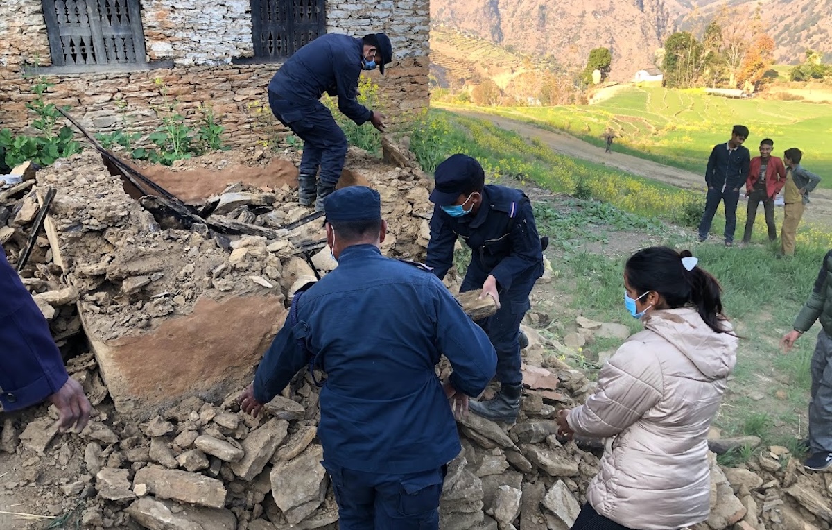 छाउगोठ भत्काउँदै। तस्बिरः गोकर्णप्रसाद उपाध्याय