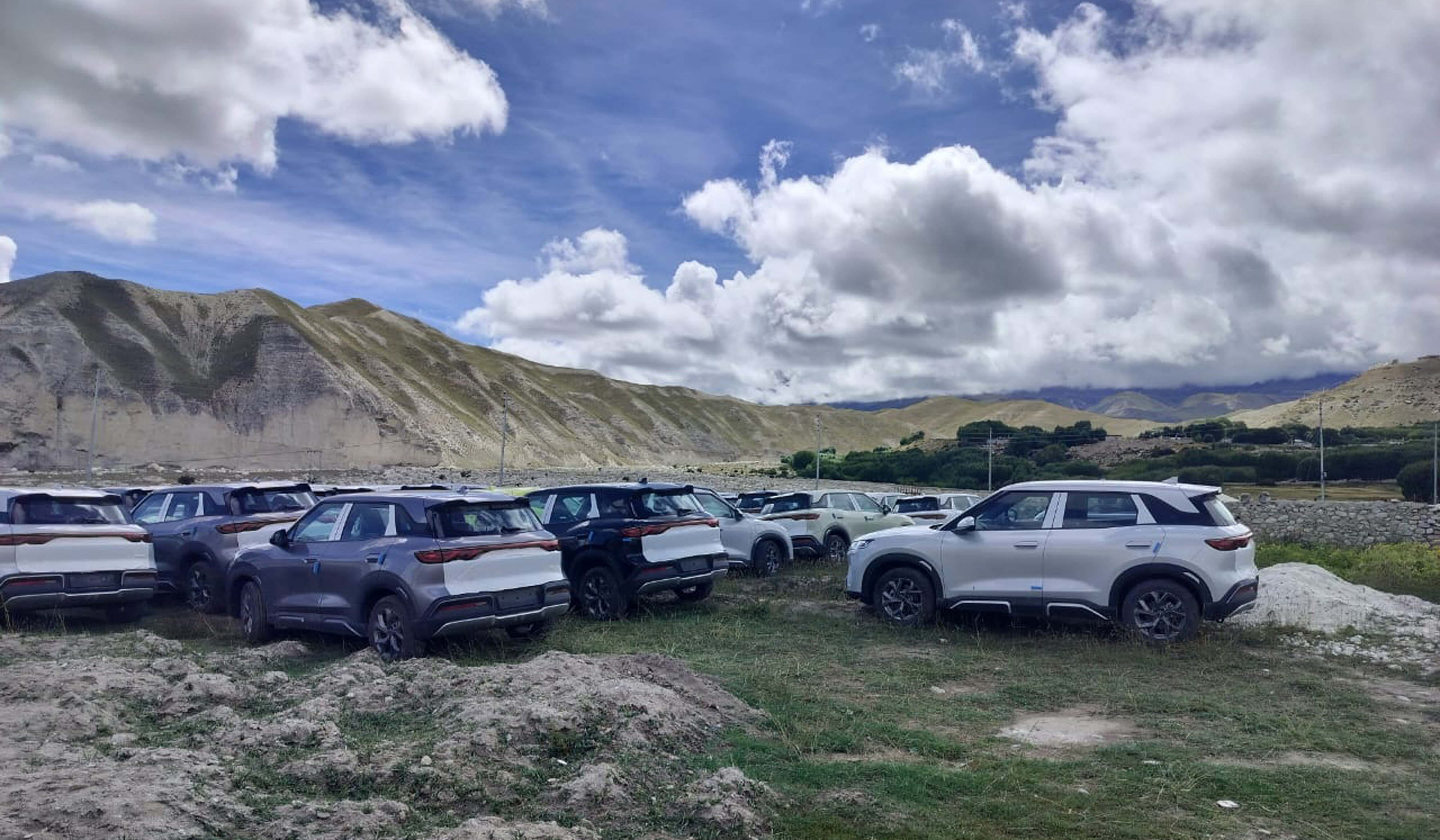 चीनबाट आयात गरी उत्तरी कोरलानाका हुँदै लोमान्थाङस्थित न्हेचुङ भन्सारमा राखिएका विद्युतीय गाडी। मुस्ताङको कोरलानाका अहिले पूर्ण रुपमा सञ्चालनमा आएको छ। तस्बिर : सुन्दरकुमार थकाली/रासस