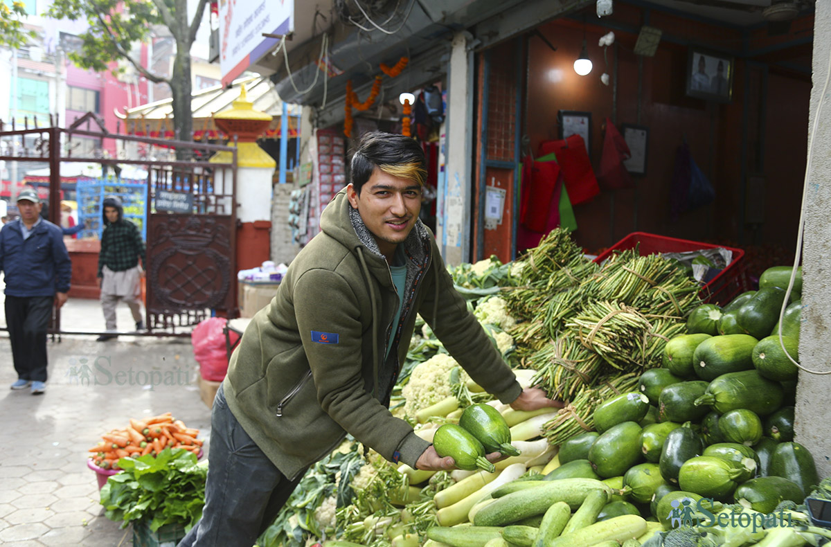 आफ्नो तरकारी पसलमा कृष्ण अधिकारी। तस्बिरः नवीनबाबु गुरूङ/सेतोपाटी