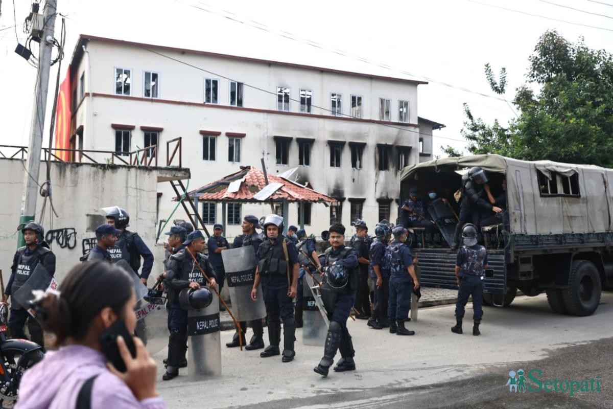 संविधान दिवस मनाउँदै एमाले, च्यासलमा सुरक्षा व्यवस्था कडा (तस्बिरहरू)