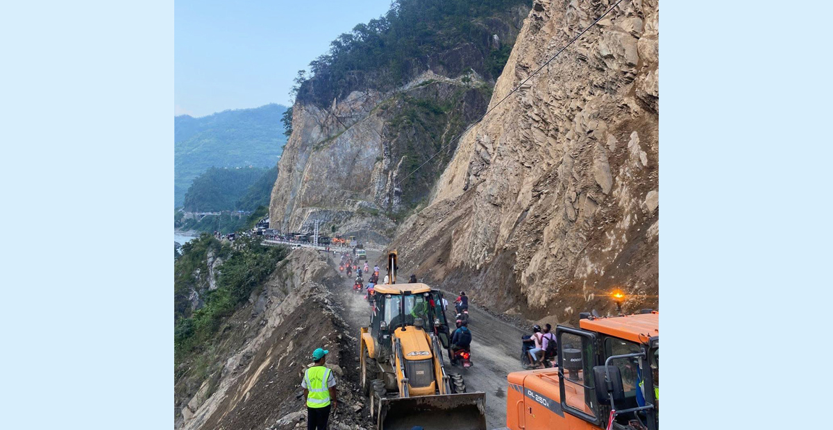 दुईतर्फी रूपमै सञ्चालनमा आयो नारायणघाट-मुग्लिन सडक