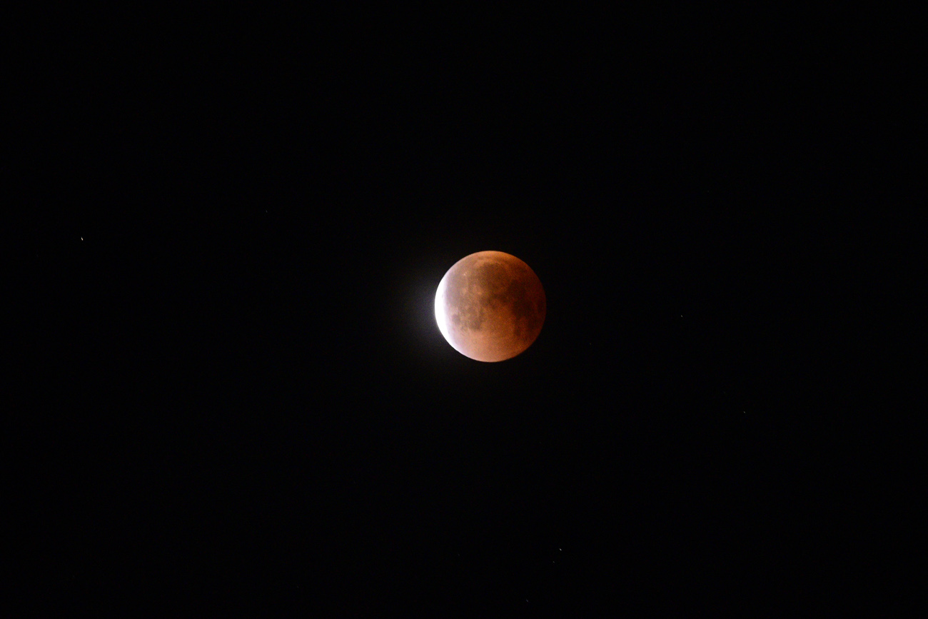 यस्तो देखियो वर्षको पहिलो खग्रास चन्द्रग्रहण (तस्बिरहरू)