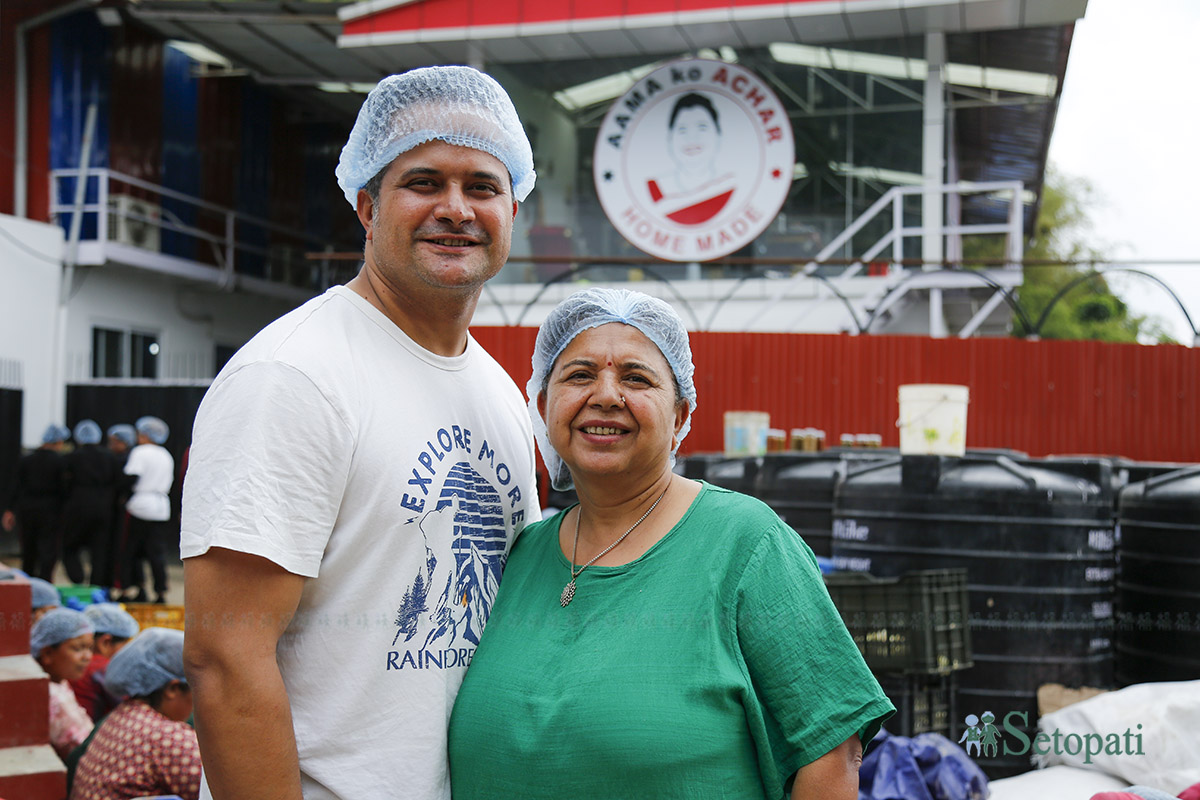 'आमाको अचार' सञ्चालक संगीता पाण्डे र उनका  छोरा प्रकाश पाण्डे। तस्बिरः नवीनबाबु गुरूङ/सेतोपाटी