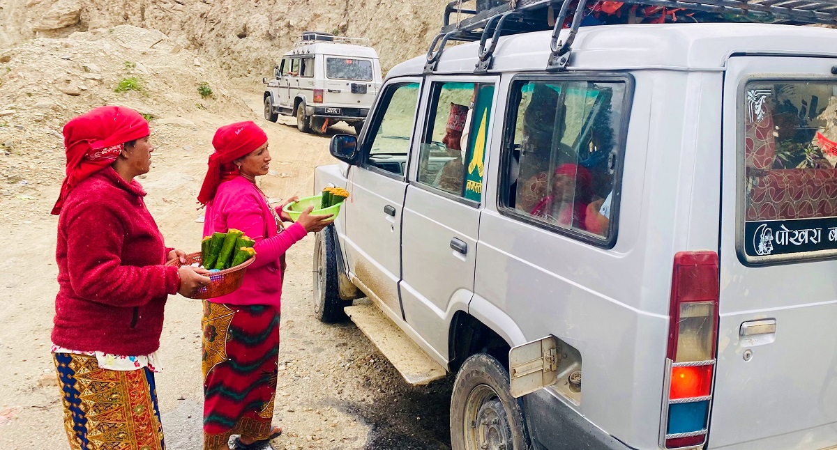 ऐँसेलु बेच्दै महिलाहरू। तस्बिरः रासस