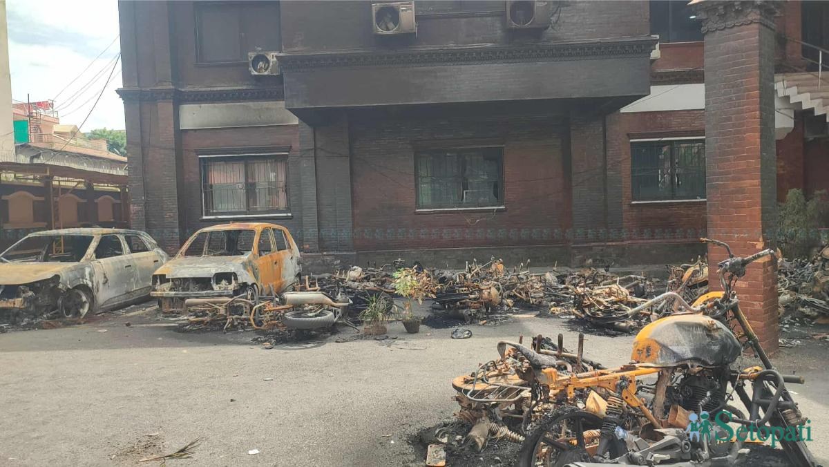 सवारी साधनका अवशेषले भरिएको अख्तियार परिसर (तस्बिरहरू)