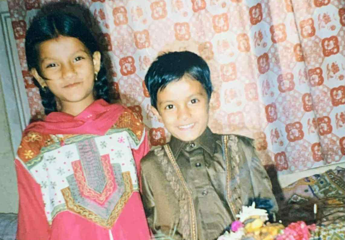 लेखक आरती लम्साल र उनका भाइ। तस्बिरः आरती लम्साल