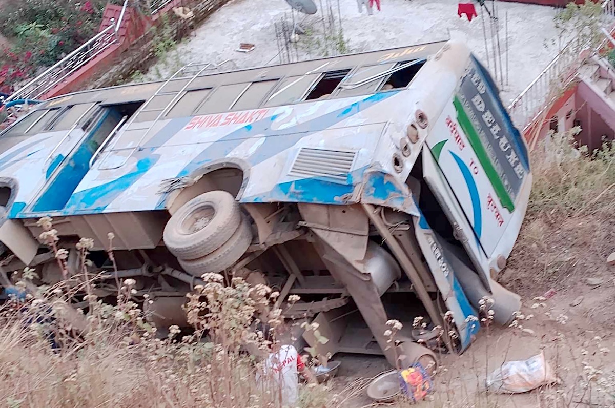 दुर्घटनाग्रस्त बस। तस्बिर : प्रेमनारायण आचार्य/रासस