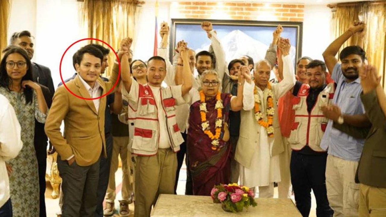 सुदनसँग हात उठाउँदै गरेका अर्जुनबहादुर शाही।