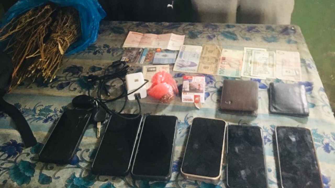 महाराजगन्जबाट मोबाइल र विदेशी मुद्रासहित दुई जना पक्राउ