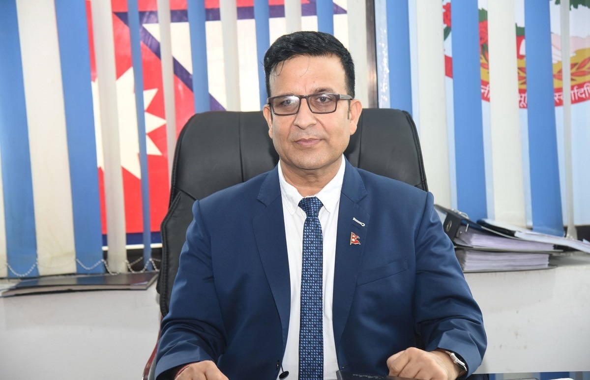काठमाडौं महानगरपालिकाका प्रमुख प्रशासकीय अधिकृत बसन्त अधिकारी।
