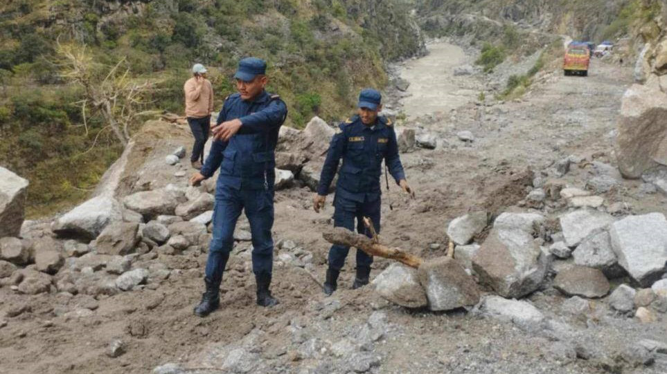 अवरूद्ध बनेको कर्णाली राजमार्गको पहिरो पन्छाउँदै सुरक्षाकर्मी। तस्बिर: रासस।