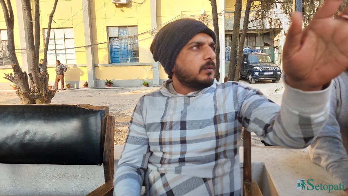 जिल्ला प्रहरी परिसर काठमाडौंमा पीडित भूपेन्द्र सिंह। तस्बिर: सेतोपाटी