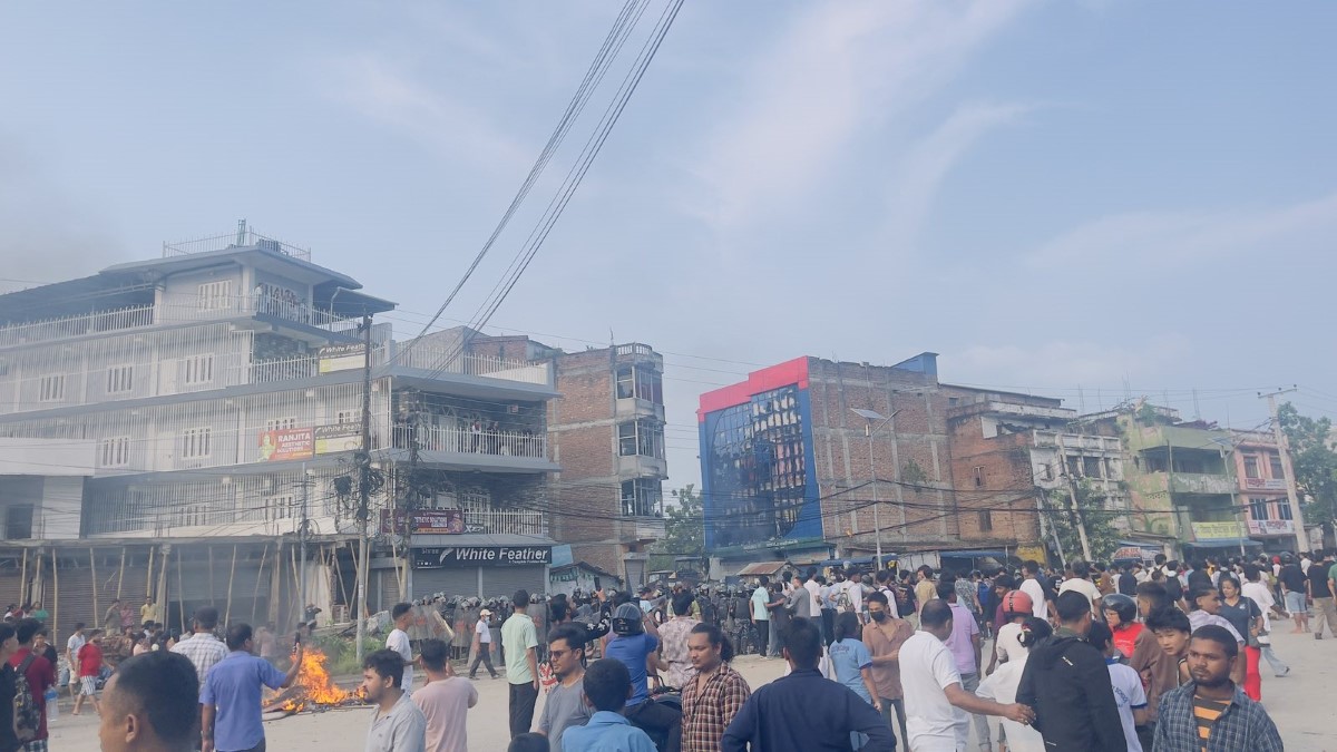 इटहरी उपमहानगर कार्यालयमा आगजनी, प्रशासनले लगायो कर्फ्यू