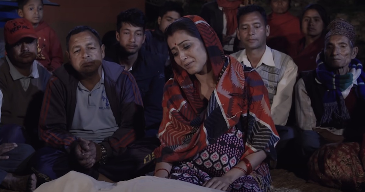 -बोल माया गीतको भिडिओको एक दृश्य