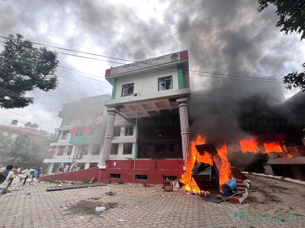 कांग्रेस केन्द्रीय कार्यालय सानेपासहित ४८ कार्यालयमा आगजनी, १२५ जना नेताको घरमा क्षति