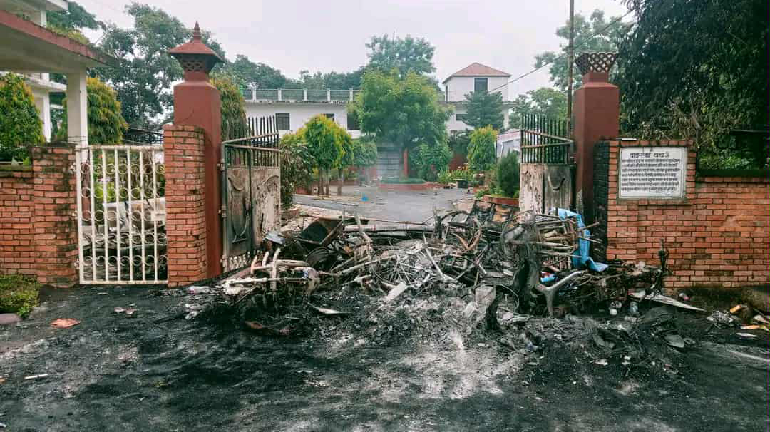 दाङमा ६ घन्टाको अवधिमा ४७ सरकारी कार्यालय र १८९ सवारी साधनमा आगजनी