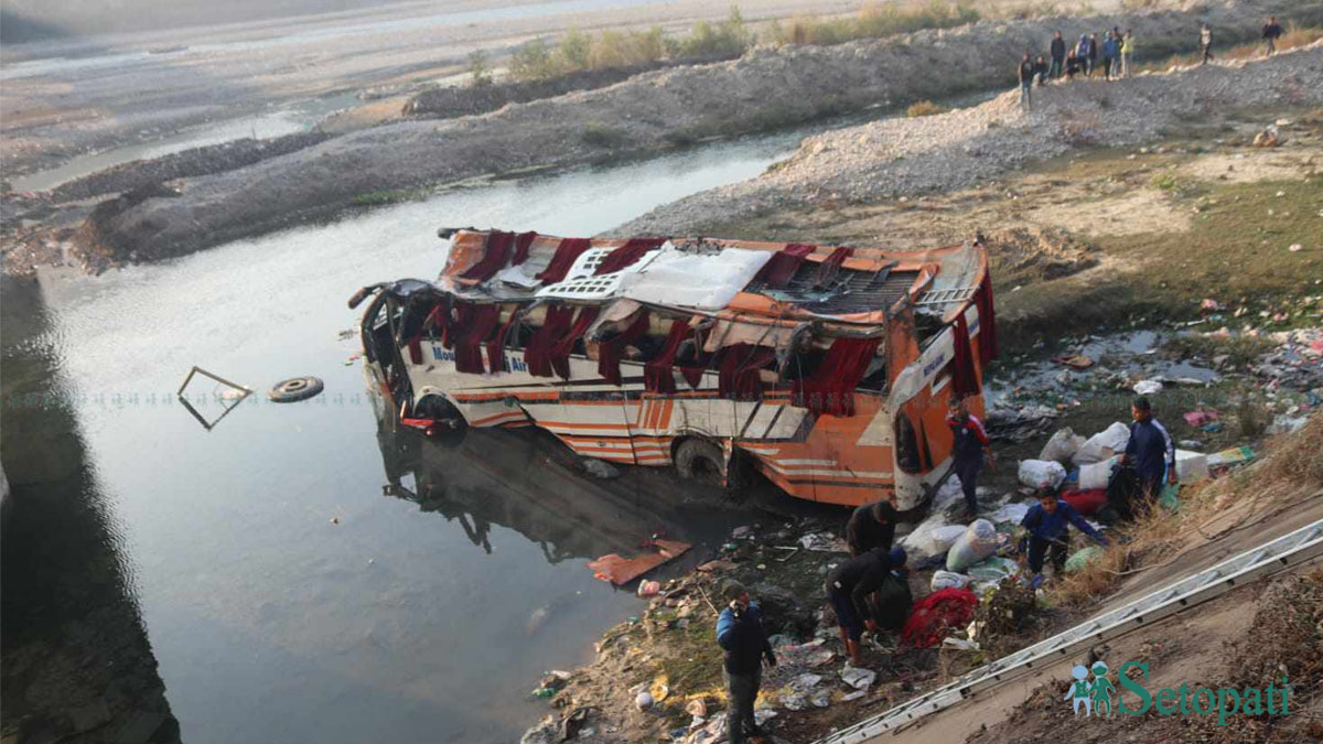 शुक्रबार राति दाङको राप्ति नदीमा खसेको बस। फाइल तस्बिर