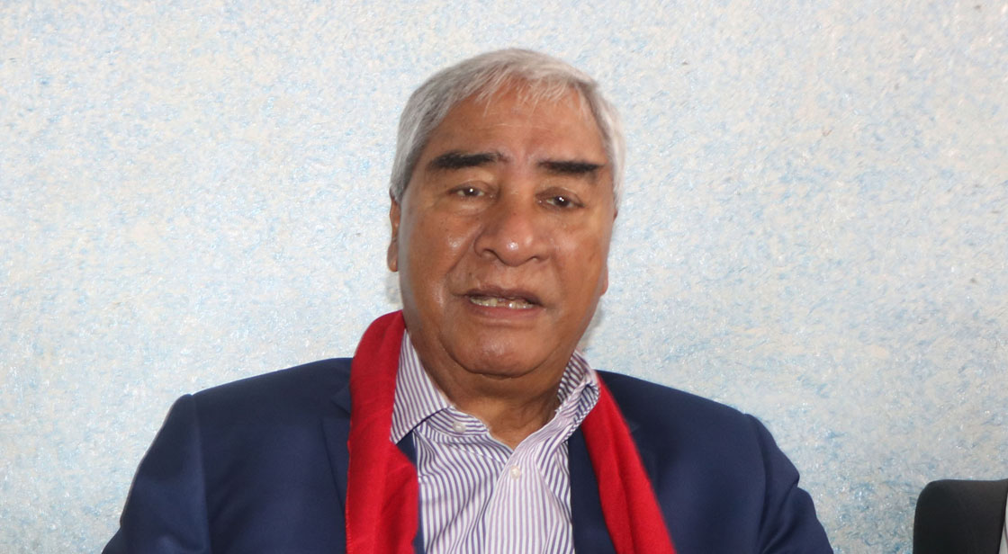 शुक्रबार भरतपुर विमानस्थलमा पत्रकारहरूसँग कुराकानीका क्रममा देउवा। तस्बिरः रासस।