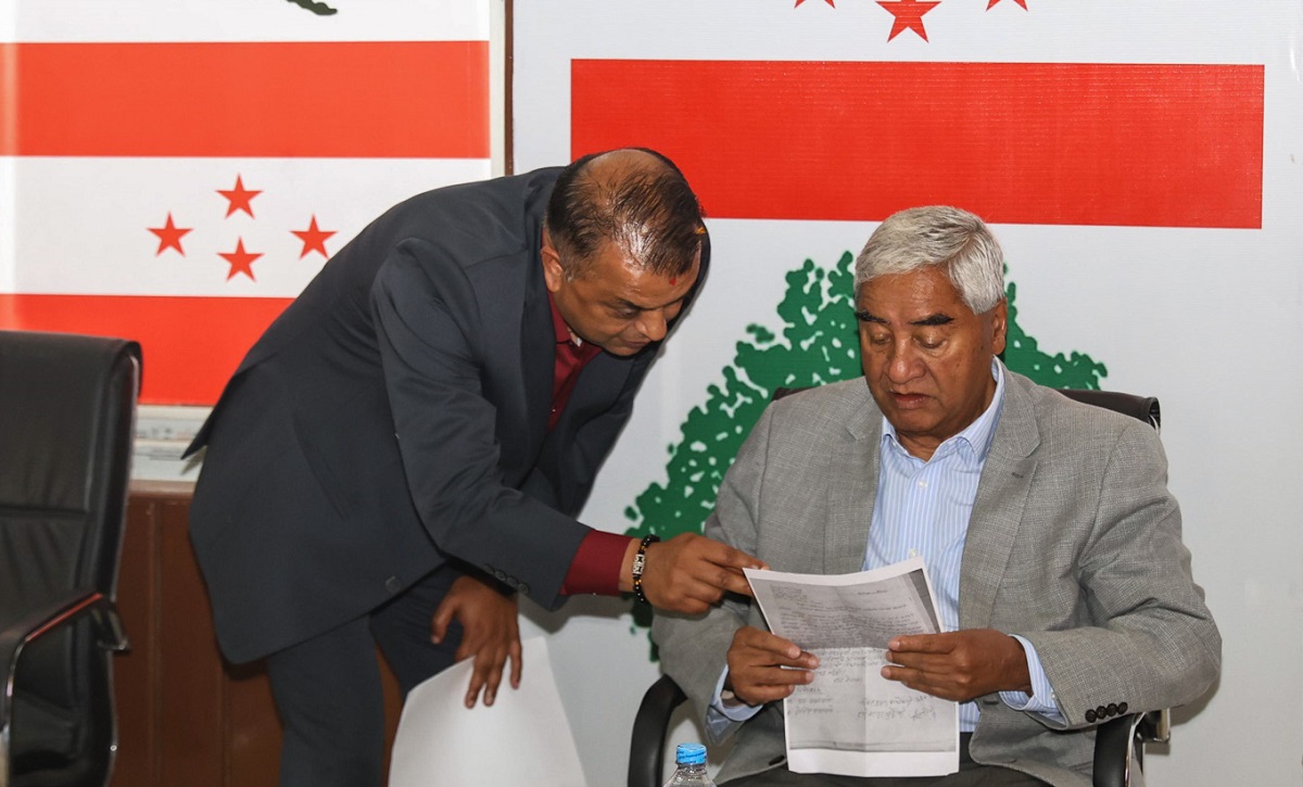 महामन्त्री गगन थापा र सभापति शेरबहादुर देउवा केन्द्रीय कार्यसम्पादन समिति बैठकमा। तस्बिर: नेपाल फोटो लाइब्रेरी।