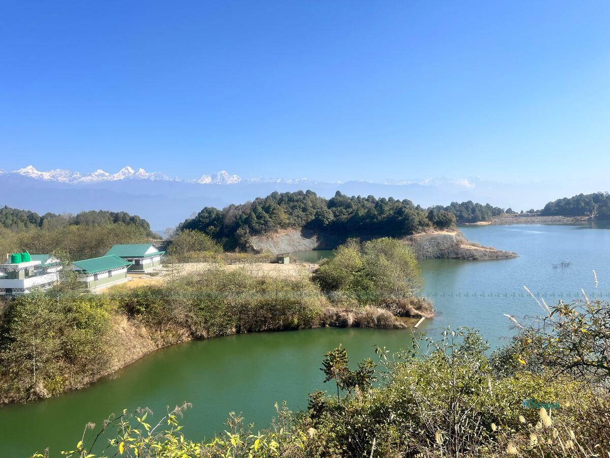 शिवपुरीको धाप क्षेत्रमा ५१ करोड रुपैयाँको बनाएको धाप बाँधमा वर्षाको पानी संकलन भएर जमेको सरोवर। धाप बाँध अहिले राजधानी नजिकैको पुग्नै र्ने गन्तव्य बनेको छ। तस्बिर: सुरेन्द्र फुयाल