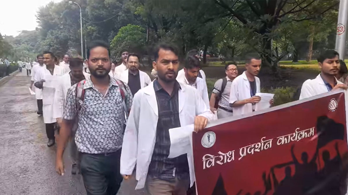 धरानका मेडिकल कलेजका विद्यार्थी।