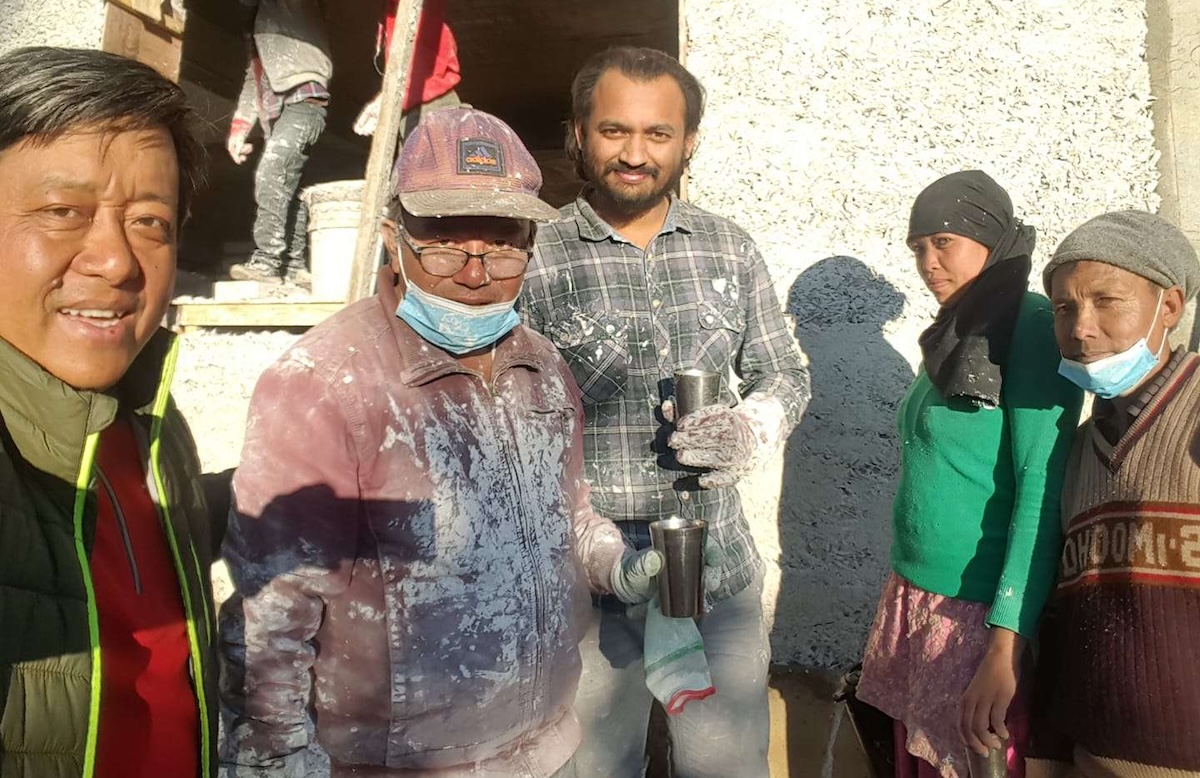 याङ्ग्रिमा इको लज निर्माण क्रममा सञ्चालक गोपाल लामा र निर्माणकर्मीसँग धिरज शाह (बीचमा)। तस्बिरः शाह हेम्प इन्नो भेन्चर्स