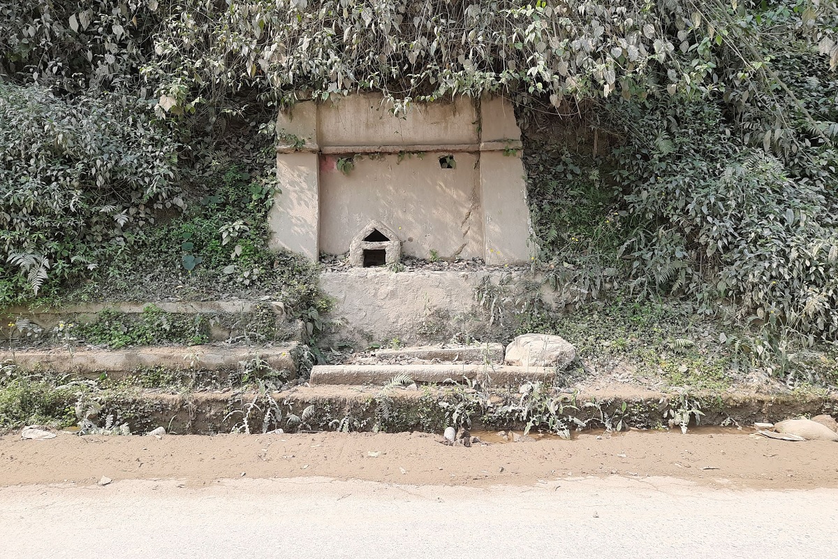 पृथ्वी राजमार्गको सडक किनार डोजर चलाउन ठिक्क पारिएको घाँसीकुवाको मूल। तस्बिर: युवराज श्रेष्ठ/सेतोपाटी