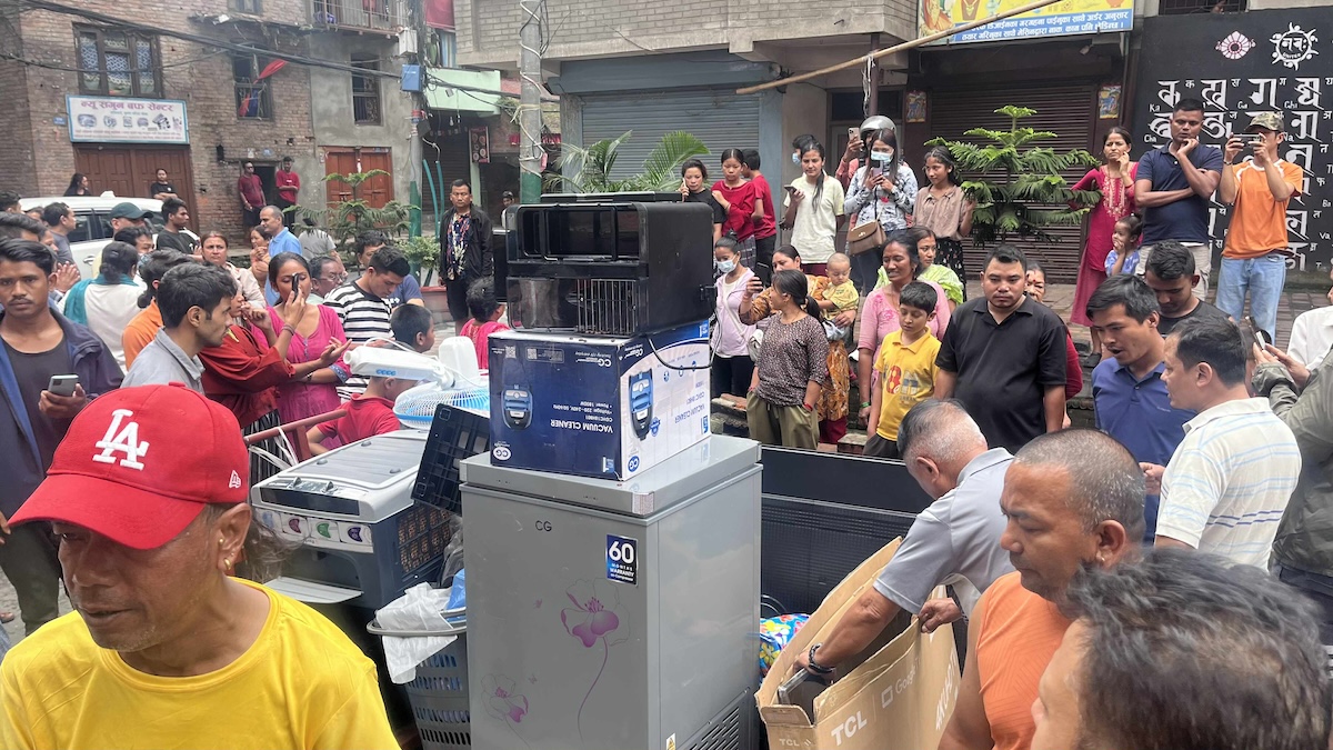 हाँडीगाउँमा स्थानीयहरूले खोजेर संकलन गरेको सामान।