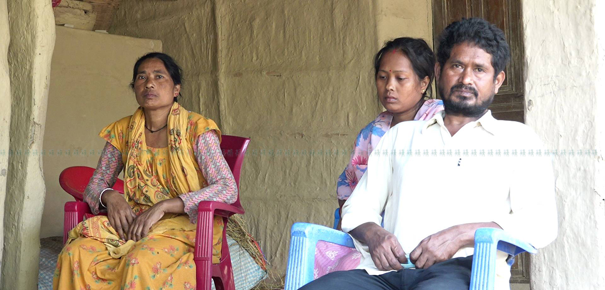 मृतक आशिषका आमा, बुवा र दिदी।