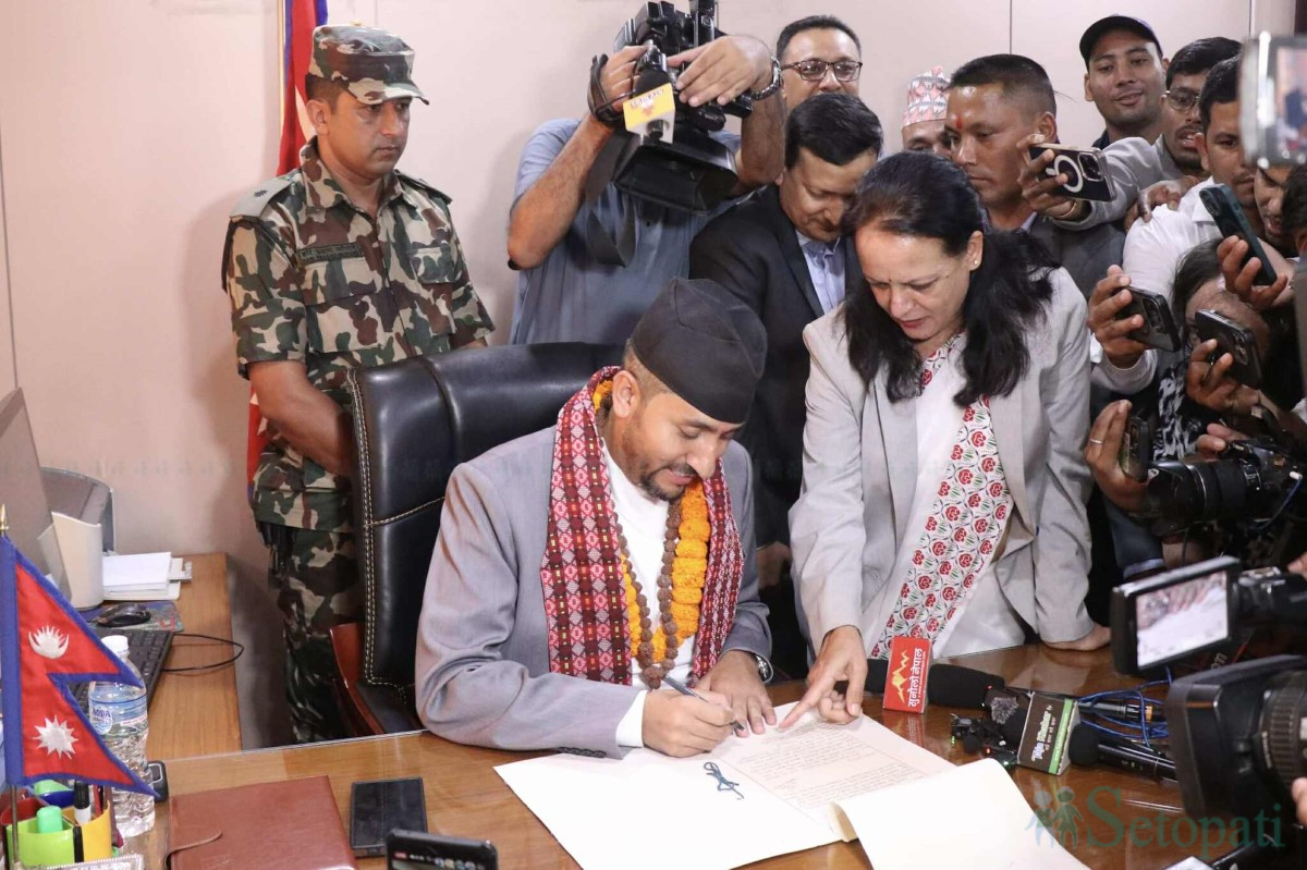 मंगलबार पदभार ग्रहण क्रममा नि:शुल्क वाइफाइको निर्णय गर्दै सञ्चारमन्त्री जगदीश खरेल। तस्बिर: नवीनबाबु गुरूङ/सेतोपाटी