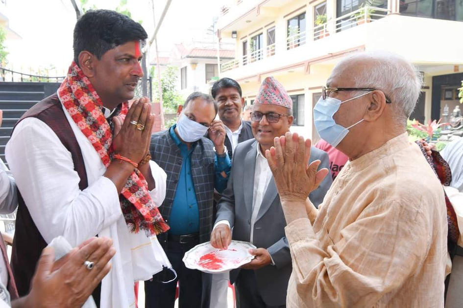 वैशाख ६ गते साहलाई एमाले प्रवेश गराउँदै एमाले अध्यक्ष ओली।