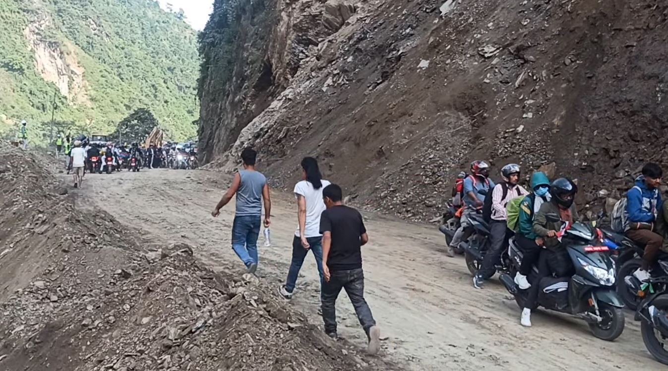 जवाङ खोलाको पहिरो हटाइयो, सडक पुन: सञ्चालनमा