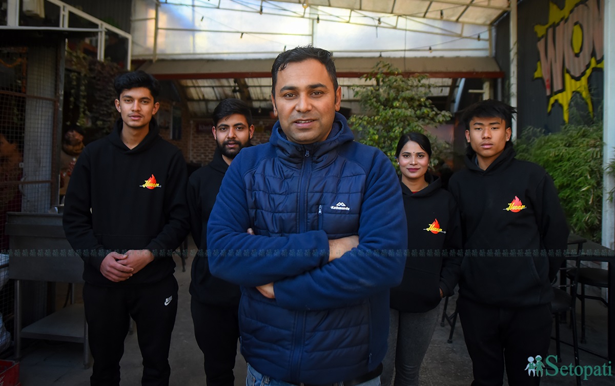 झिर सेकुवाका सञ्चालक सञ्जीवकुमार तिमिल्सिना र कर्मचारीहरू। तस्बिरः निशा भण्डारी/सेतोपाटी