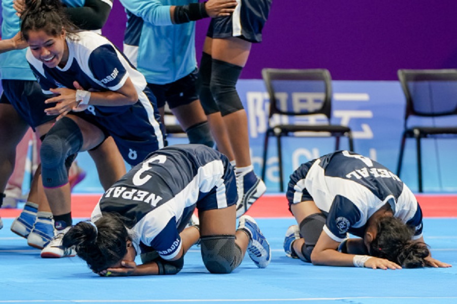 बंगलादेशलाई हराएपछि नेपाली महिला कबड्डी टिम।