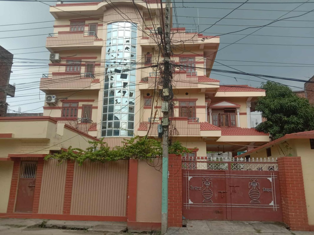 कानुनमन्त्री चौरसियाको घरमा तोडफोड