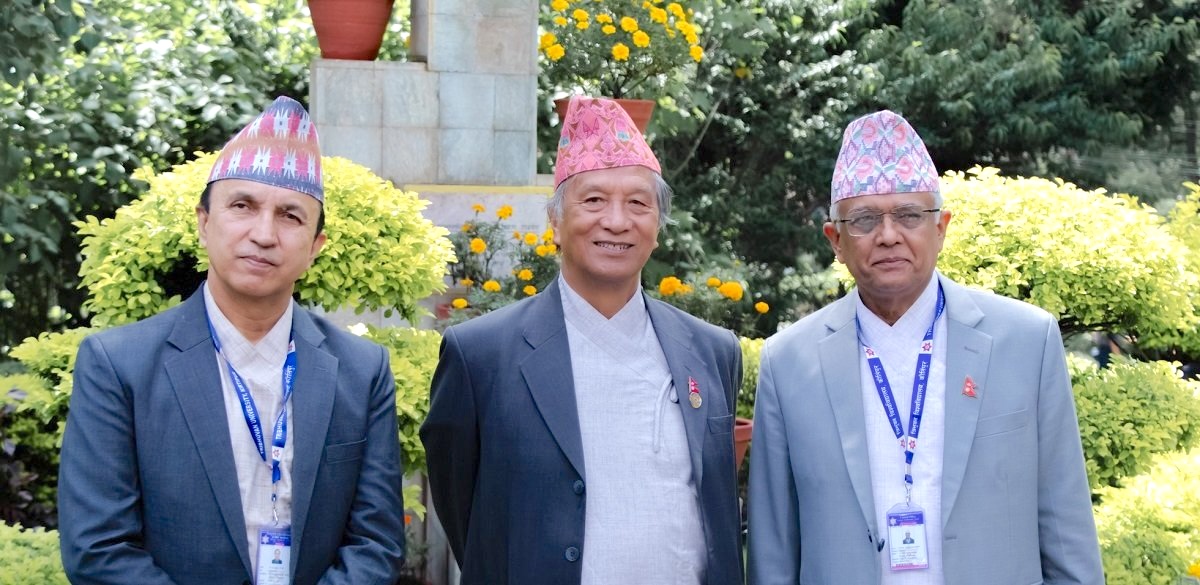 बायाँबाट क्रमशः रेक्टर खड्ग केसी, उपकुलपति केशरजंग बराल र रजिस्ट्रार केदार रिजाल। तस्बिर सौजन्यः त्रिविको वेबसाइट