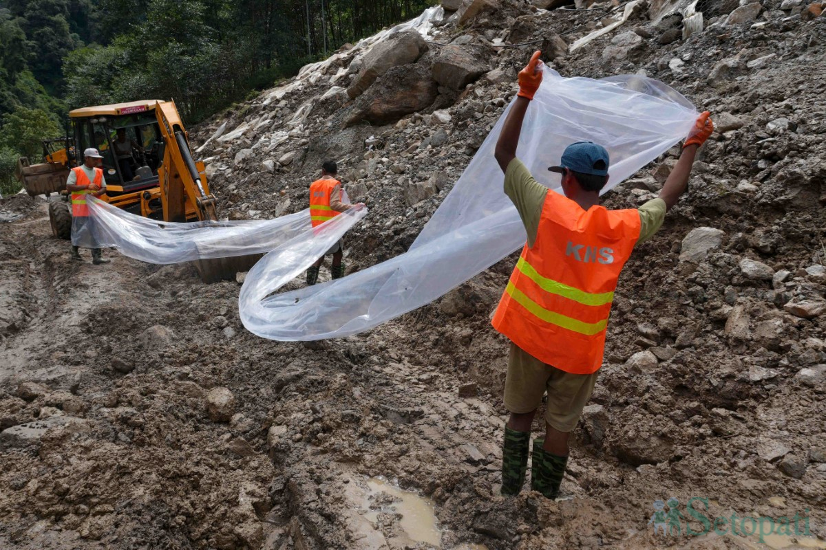कोदारीमा यसरी भइरहेको छ पहिरो रोकथामको काम (तस्बिरहरू)