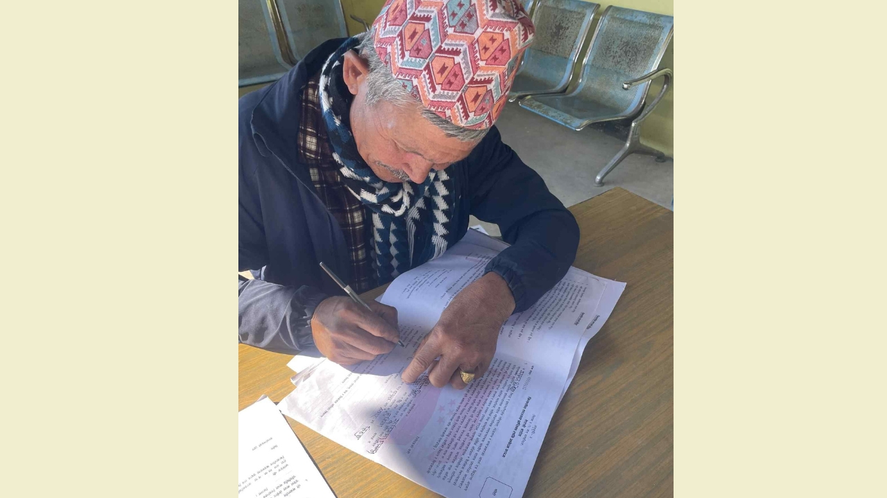 गोरखामा क्रियाशील सदस्यता फारम भरिँदै। तस्बिर स्रोत: किशोरजंग थापा।