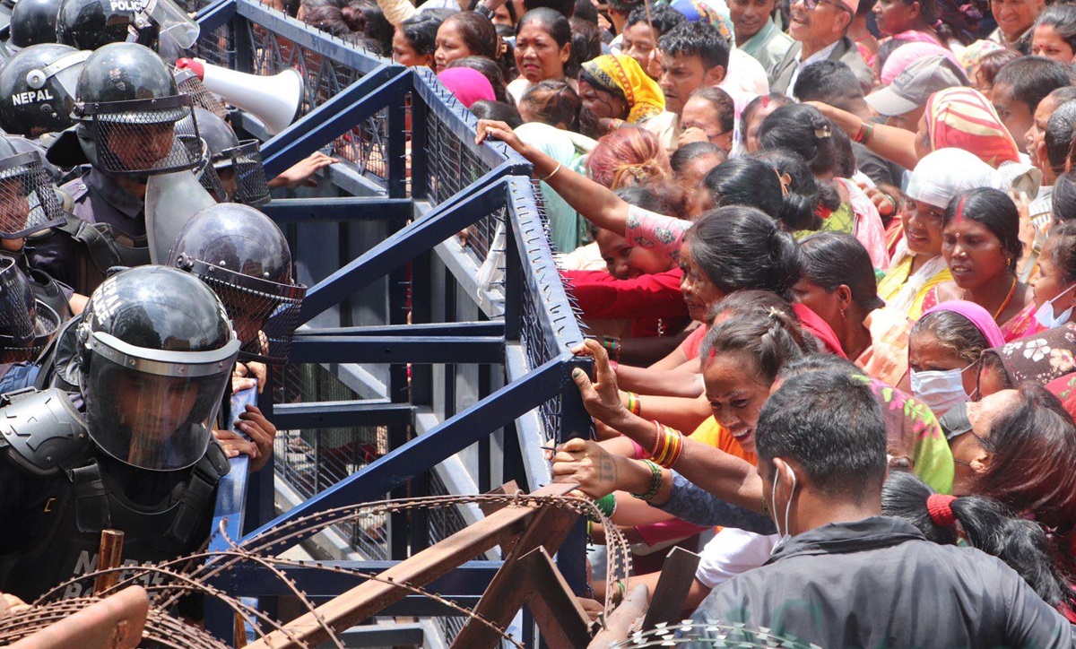 संसद भवन अगाडि लघुवित्त पीडित र प्रहरीबीच धकेलाधकेल। फाइल तस्बिर