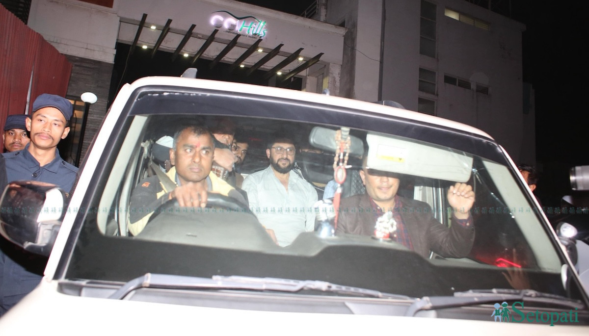 शुक्रबार रवि लामिछानेलाई पक्राउ गरी लगिँदै। तस्बिरः नेपाल फोटो लाइब्रेरी