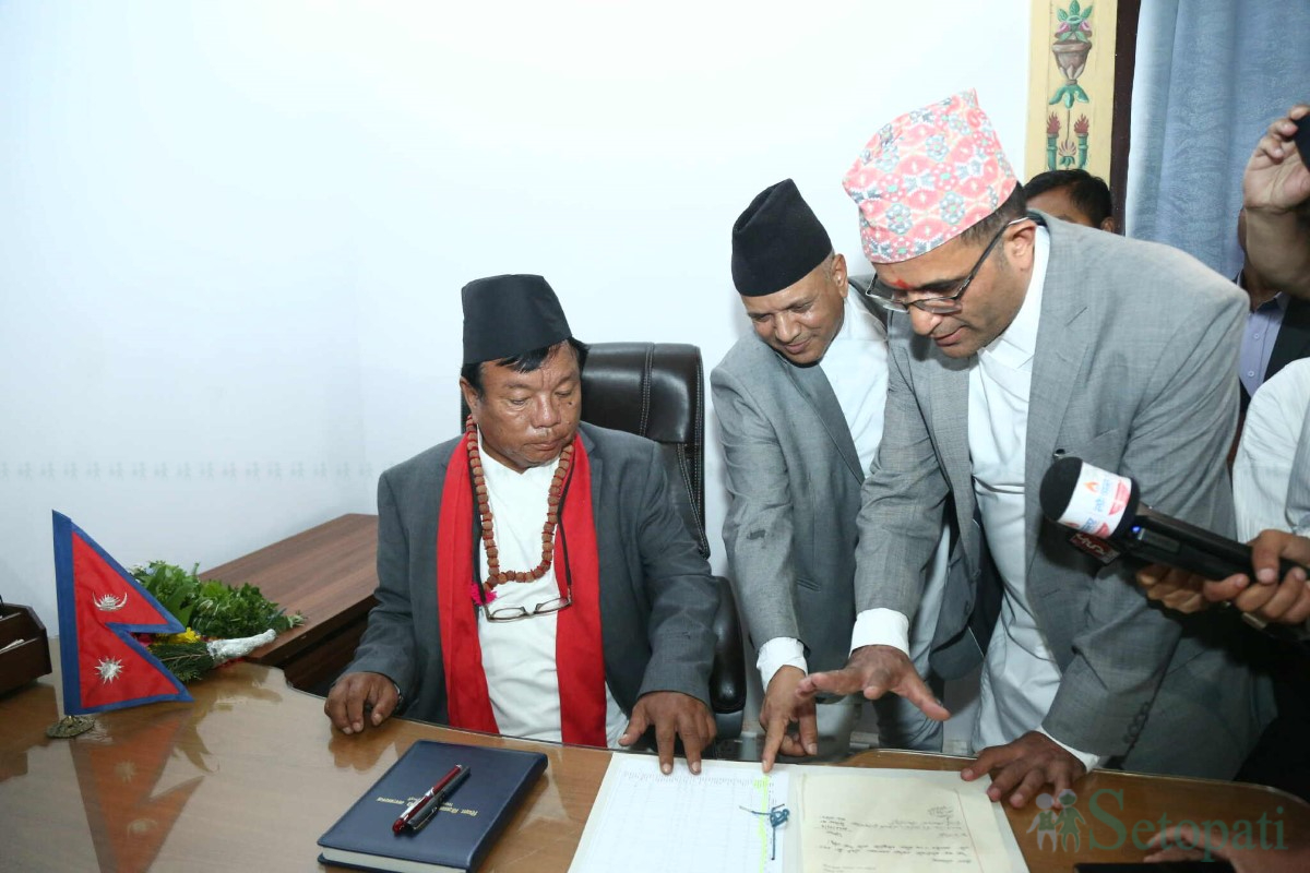 जब शिक्षा मन्त्री महावीरले पहिलो निर्णयमा हस्ताक्षर गर्न आनाकानी गरे