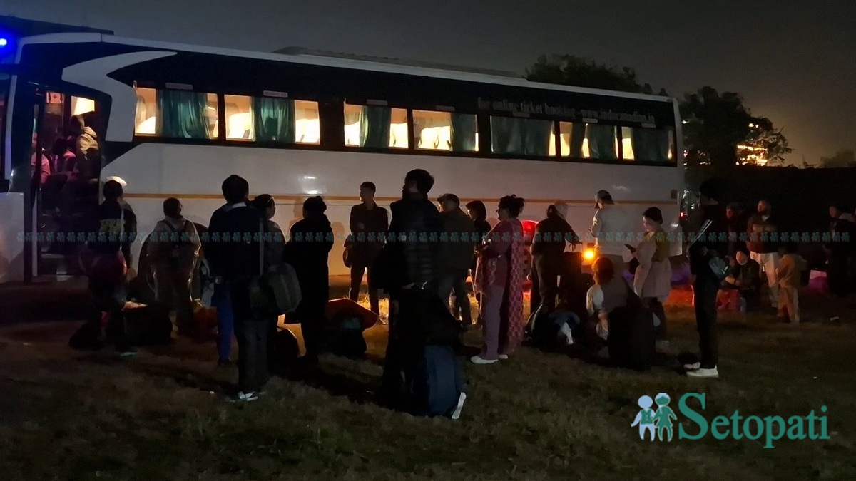 बुटवलबाट नेपाली बसमा लगिएका यात्रुलाई बेलहियामा रहेका भारतीय बसमा चढाउँदै गर्दा प्रहरीले नियन्त्रणमा लिएपछि बाटोमा अलपत्र परेका यात्रु।