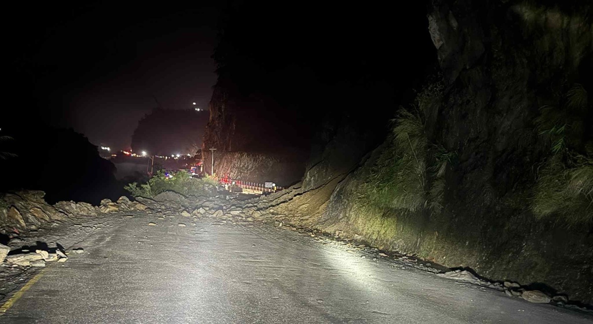 तुइन खोलामा खस्यो ठूलो पहिरो, पन्छाउन बिहानसम्मै लाग्न सक्ने