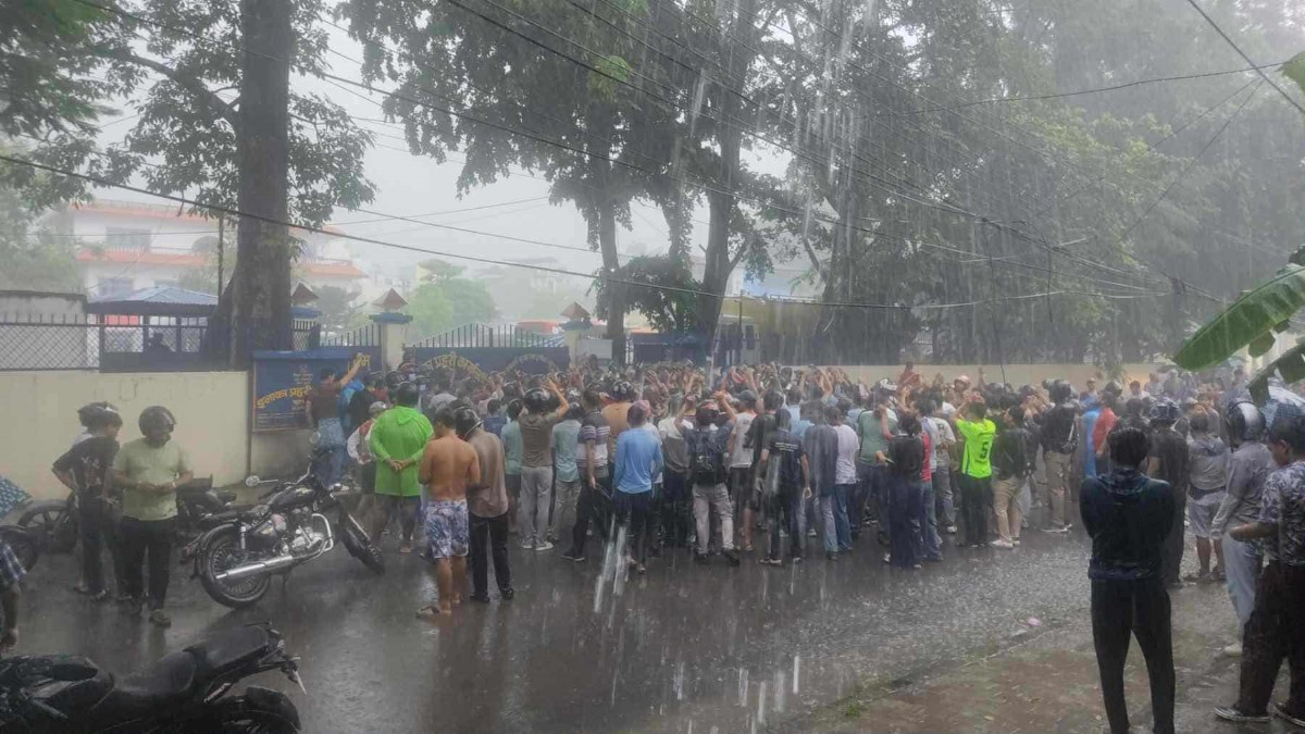 बुटवलमा भीषण वर्षाको पर्बाह नगरी प्रदर्शन, प्रदर्शनकारीले गरे इलाका प्रहरी कार्यालय घेराउ